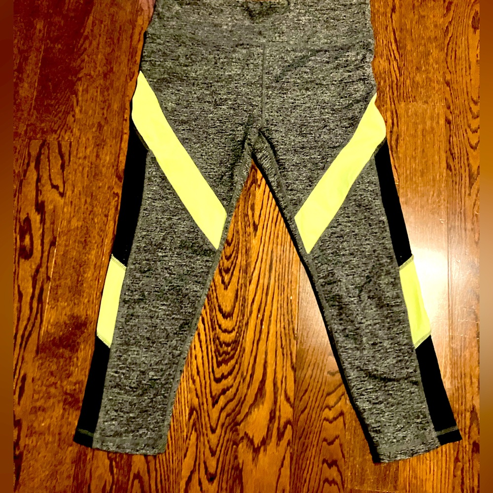 ENERGY LEGGINGS-
INFINITELY ♾️ STRONG 
Crop-Court, great condition & comfortable